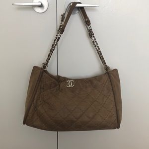 CHANEL quilted chain tote